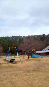 ロープウェイなどの遊具が設置されている公園の写真