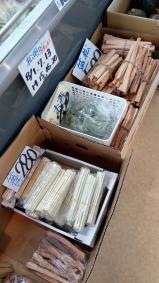様々な種類の松明が値段別に並んで販売されている写真