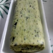 白色のトレイに入った、潰した青豆が入り全体が薄緑色で棒状の形をした郷土菓子すっとぎをアップで撮影した写真