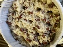 お米と金時豆が一緒に炊かれたお赤飯を上から撮影した写真
