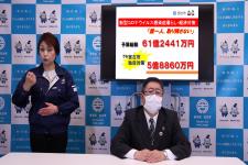 右にモニター前にマスク姿の市長が座り隣に上下紺色の作業着姿の女性が手話をしている写真(新型コロナウイルス感染症 暮らし・経済対策について宮古市長からのメッセージYouTubeのサイトへリンク)