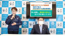 右にマスク姿の市長が座り隣に紺色の作業着を着た女性が手話をしている写真(市民の皆様・ 事業者の皆様 感染対策の徹底をお願いします~宮古市長メッセージYouTubeのサイトへリンク)