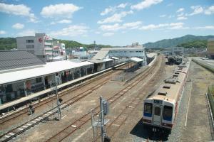 よく晴れた日に、宮古市街地にある電車が通っている駅を斜め上方向から映した写真