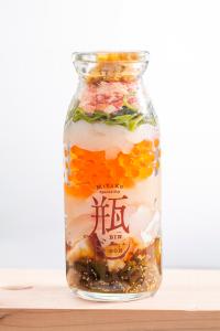 瓶ドンという赤いロゴが入った牛乳瓶に、いくらなどの海鮮が詰め込まれている商品の写真