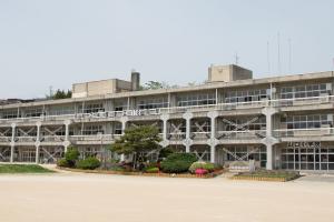 晴れた日にグラウンド側から撮影した、山口小学校の校舎の写真