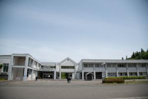 晴れた日に、岩手県立大学宮古短期大学部の校舎を正面から映した写真