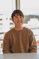 楽しそうに笑う男性を正面から写した写真