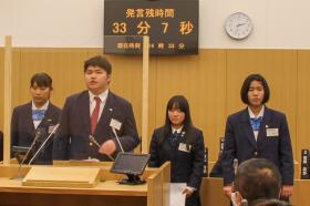 議場に立ち、意見を述べる高校生たちの写真