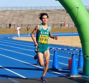競技場のトラックを走っている青山学院の太田蒼生さんの写真