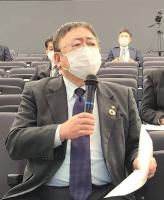 マイクを持ち話をする市長の写真