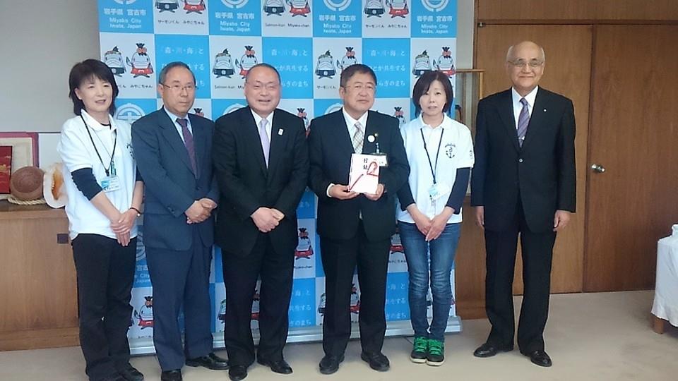 市長が復興支援協力金の目録を持ち、澤田克司会長はじめ、男女各2名ずつの宮古観光文化交流協会の方が並んで撮影した写真