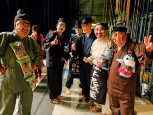 舞台袖で、メイクをして衣装を着た市長と関係者の写真