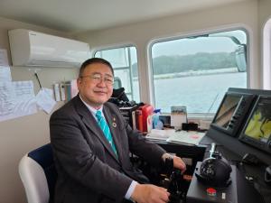 操縦室で舵を握る市長の写真