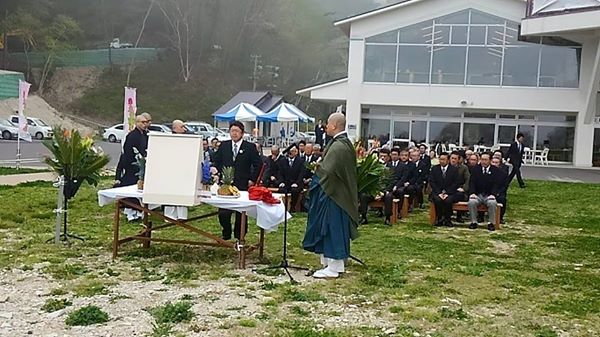 多くの参列者が座り、お坊さんがお経を唱えている中、市長が祭壇の前に立ち、安全祈願をしている写真