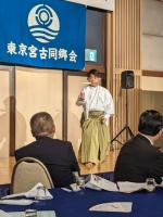 音響器具が置かれたステージ上で着物をきた男性が演舞している様子の写真