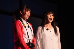 2名の女性が口を大きく開け歌っている様子の写真