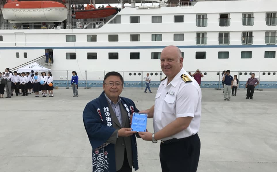 記念プレートのようなものを一緒に持つ市長と外国客船「スターレジェンド」の船長の写真