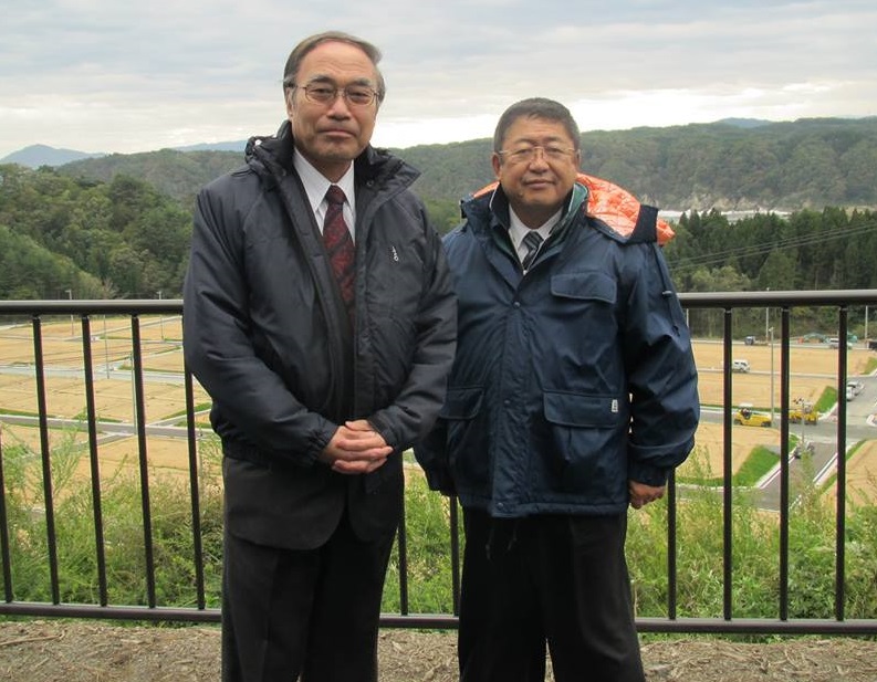 並んで立つ品川区の濱野健区長と山本市長の記念写真