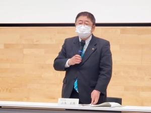 市長がマイクを手に持ち発言している写真