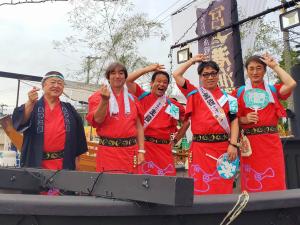 市長、副市長、参加した男性3名が、お揃いの赤の浴衣を着て、それぞれ手でポーズをとって撮影した写真