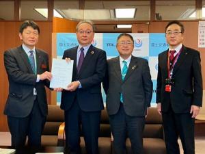 国土交通省の吉岡幹夫技監に要望書を手渡ししているのを市長と他1人が、並んで撮影した写真
