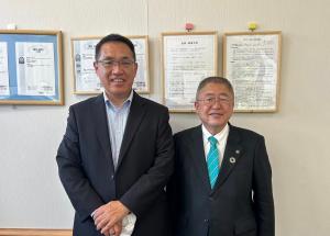 並んで記念撮影をするモルデック株式会社の関係者の男性と市長の写真