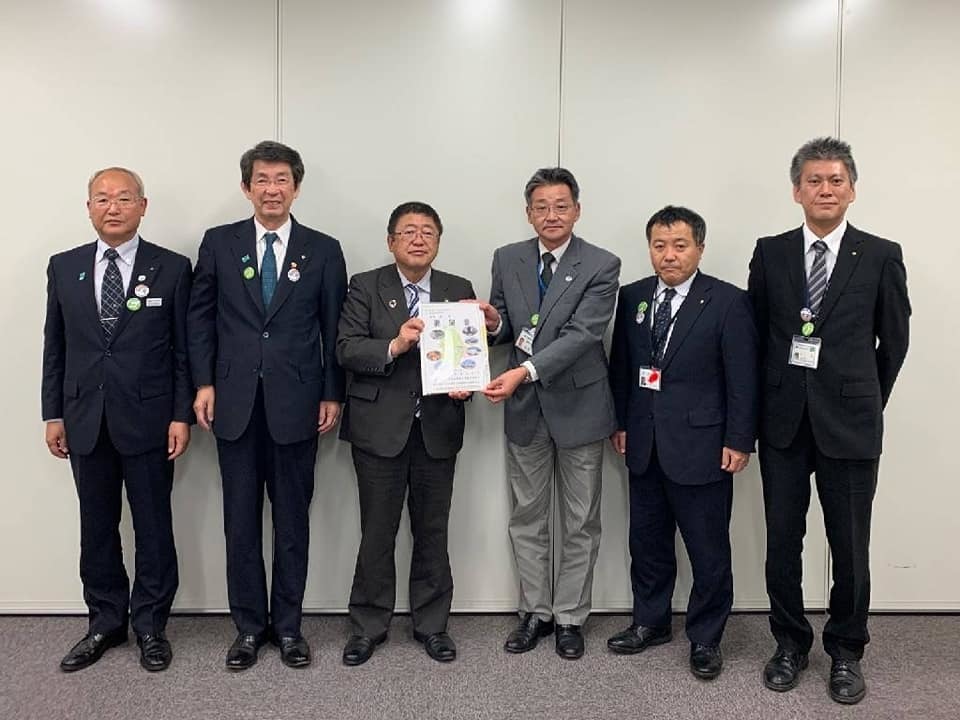 要望書を一緒に持つ市長と男性、関係者の4名の男性が横一列に並ぶ記念写真