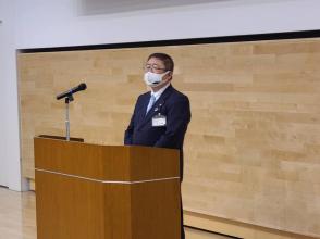 市長が辞令交付式で演台で式辞を述べている写真