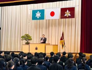 宮古高等学校の体育館のステージで卒業生に挨拶をしている市長の写真