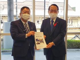 市長と平沢勝栄復興大臣が要望書を一緒に持ち記念撮影をしている写真