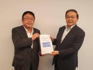 要望書を一緒に両手で持つ市長と関係者の男性の写真