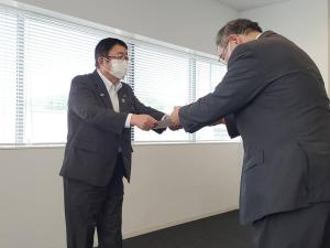 市長が農業委員の方に辞令を交付している写真