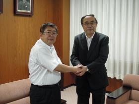 応接室で濱野健区長と市長が握手を交わす写真