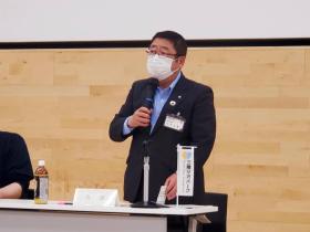 市長がジオパーク推進議会で事業報告と事業計画案について、述べている写真