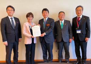 要望書を稲田朋美議員に手渡ししているのを、藤原崇議員で市長、他1人で並んで撮影した写真