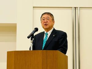 宮古市産業支援フォーラムでマイクの前に立ち挨拶をしている市長を正面から写した写真