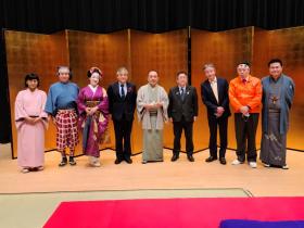 会場の金屏風の前で、三遊亭小遊三師匠、桂翔丸さん、コント青年団さん、きょうこさん、三遊亭あら馬さんと市長が並んで撮影した写真
