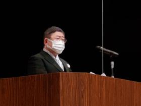 市長が成人式の演壇で、新成人に向けて祝辞を述べている写真