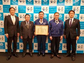 受賞された重茂漁業協同組合の2人のうち、1名が賞状を持ち、市長、市職員2人が並んで撮影した写真