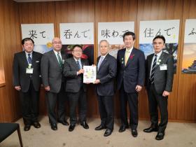 市長が復興庁横山信一副大臣に要望書を渡しているところに同行した道路4団体の方々も並んで6人で撮影した写真