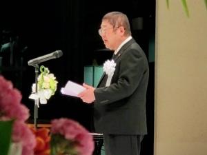 宮古市東日本大震災追悼式で挨拶をしている市長を舞台の横側から上半身を写している写真