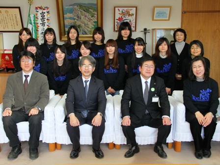 市長と八耳俊文学長と青山学院女子短期大学の皆さんと関係者が、横並びに3列に集合して並んでいる写真