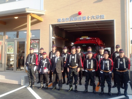 宮古市消防団第16分団の消防屯所前で、市長と消防団員が2列に並んでいる写真