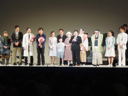 出演された役者の皆さんが舞台に立ち、舞台の中央で市長がマイクを持ち話をしている写真
