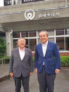 須崎市市役所前で撮影された、山本市長と楠瀬耕作市長が並んでカメラに笑顔を向けている写真