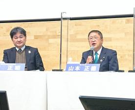 パネリストとして出席した「令和4年度防災・伝承セミナーin岩手」の席で、右手にマイクを持ち話をしている市長の写真