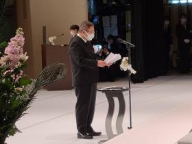 祭壇の前であいさつを述べている市長をアップで撮影した写真