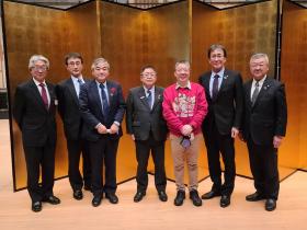 会場の金屏風の前で、笑福亭鶴光師匠と市長、他5人の職員の方と並んで撮影した写真