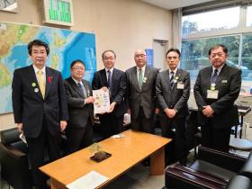 市長が国土交通省吉岡幹夫道路局長に要望書を渡しているところに同行した道路4団体の方々も並んで6人で撮影した写真