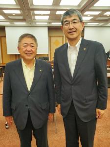 高知市の桑名龍吾市長と山本市長が並んで立つ記念写真